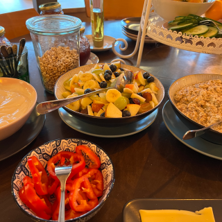 Traditionelle Jause in alpiner Atmosphäre